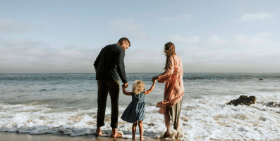 pexels - photo-of-family-on-seashore-1574653
