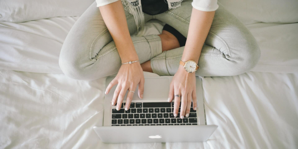 www.Pixel.la https://commons.wikimedia.org/wiki/File:Fashion-legs-notebook-working_(24299524836).jpg